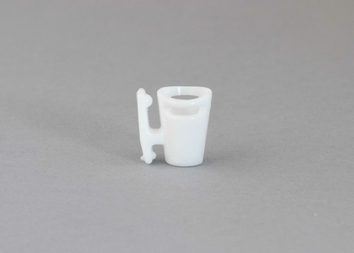 HAM_MKE2_Shirt_holder_white